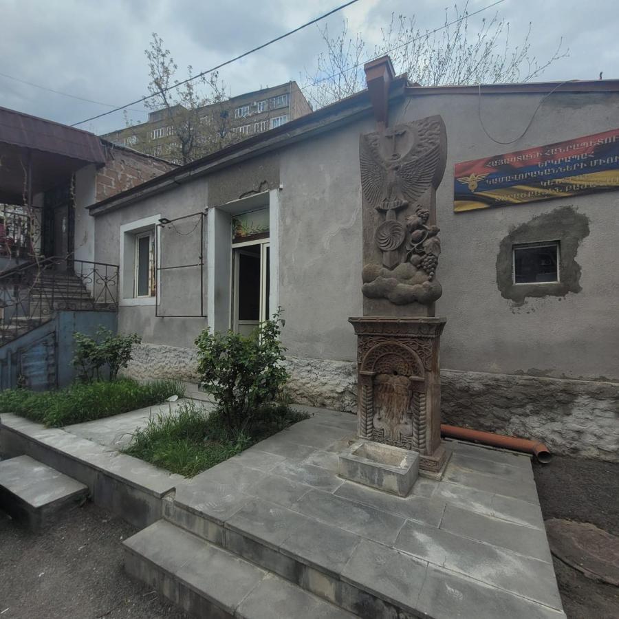 يريفان Guest House In The Small Center المظهر الخارجي الصورة