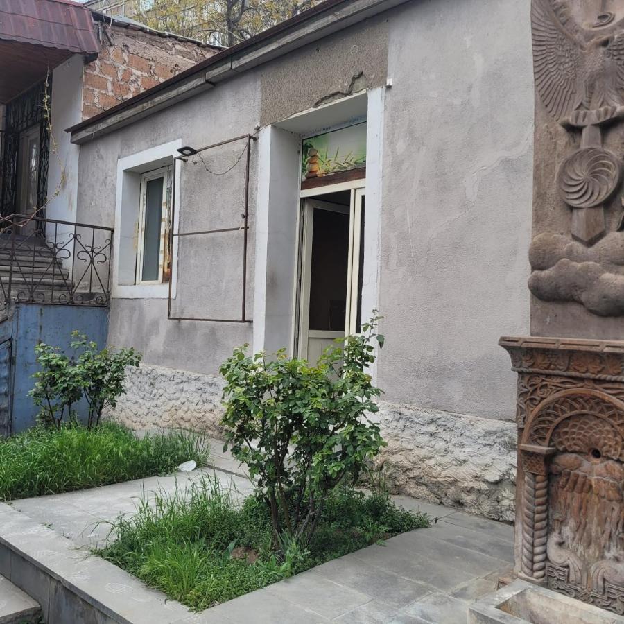 يريفان Guest House In The Small Center المظهر الخارجي الصورة